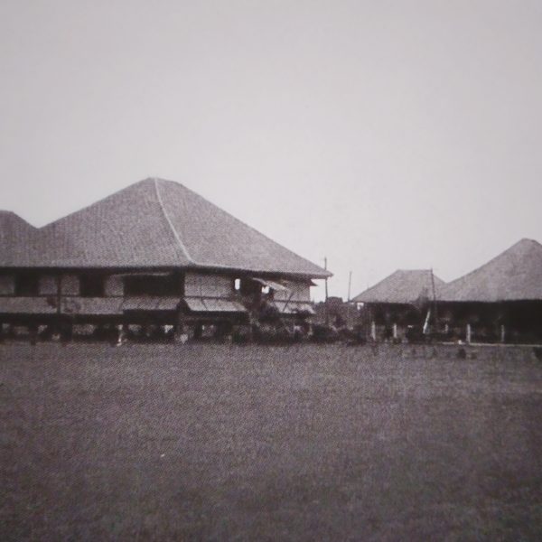 The clubhouse, the kitchen and the service buildings were made of native materials.